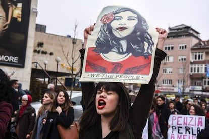 Una mujer porta una pancarta reivindicativa en el Día Internacional de la Mujer, en Pristina (Kosovo).