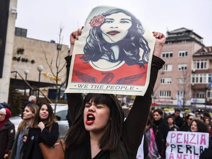 Una mujer porta una pancarta reivindicativa en el Día Internacional de la Mujer, en Pristina (Kosovo).