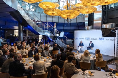 La alcaldesa de Valencia, María José Catalá, con el director regional de la Cadena SER y delegado de Prisa Media en la Comunidad Valenciana, Bernardo Guzmán, en el restaurante submarino del Oceanogràfic de Valencia.