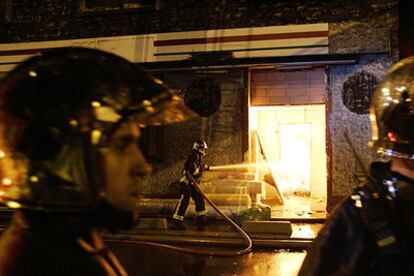 Los bomberos tratan de apagar el fuego en un edificio de Aubervilliers, al norte de París.