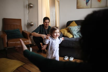El conflicto entre trabajo y familia reduce el tiempo y las actividades que los padres comparten con sus hijos, lo que disminuye su propia satisfacción.