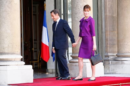 El presidente francés, Nicolas Sarkozy, y su esposa llegan a los Campos Elíseos el Día de la Bastilla en 2008. Este ‘outfit’ se convirtió en una auténtica conmoción, pues le elección del calzado por parte de ella fue muy comentada.