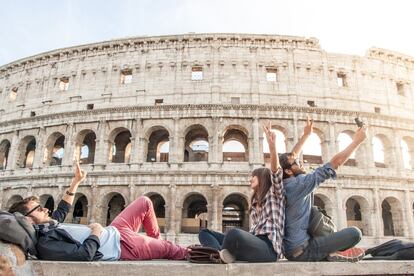 El parque arqueológico del Roma, que incluye también el Foro y el Palatino, ha aprovechado los meses de cierre por la pandemia para ampliar su oferta y sus itinerarios, dispuesto a captar a visitantes que vayan más allá de la foto. Un esfuerzo loable. Pero, no nos engañemos, el excepcional Anfiteatro Flavio, el monumento más visitado de Italia —en 2019 recibió a más de siete millones de personas (2020, con la covid-19, no cuenta)—, es carne, piedra más bien, de fondo de selfi. El conjunto reabrió a finales de abril, desde finales de mayo con visita a la arena incluida. La Domus Aurea (la magnífica residencia que el emperador Nerón se construyó tras el incendio del año 64 d. C.), lo hará el 23 de junio.