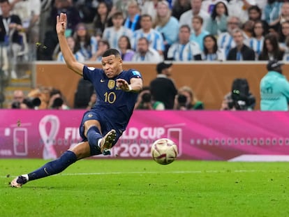 Mbappé marca su segundo gol ante Argentina en la final del Mundial este domingo.