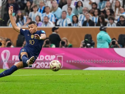 Mbappé marca su segundo gol ante Argentina en la final del Mundial este domingo.