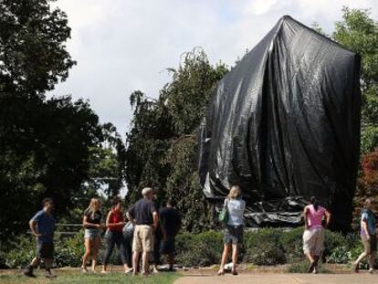 La violencia racista en la ciudad prendió en la ciudad a raíz de la protesta de extremistas contra la retirada de este monumento confederado