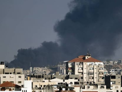 Una columna de humo asciende entre edificios de Gaza tras un ataque israelí este martes. 