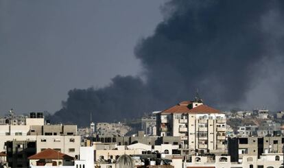 Una columna de humo asciende entre edificios de Gaza tras un ataque israelí este martes. 