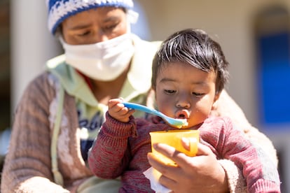 Erick Samuel, de 18 meses, come un puré de melocotón con vitaminas entregado por brigadas de Unicef, en Tunimá Charchales en Chiantla,  Huehuetenango (Guatemala) el pasado septiembre.