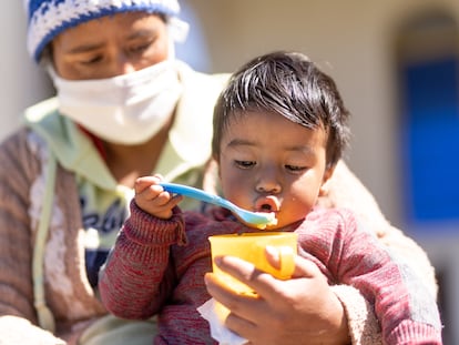 Un niño come puré de melocotón con vitaminas entregado por Unicef, en Guatemala el pasado septiembre.