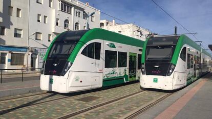 El Tren Tranvía de la Bahía de Cádiz, por el tramo urbano de Chiclana y el interurbano del término municipal de Puerto Real.