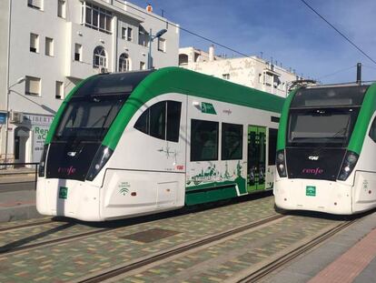 El Tren Tranvía de la Bahía de Cádiz, por el tramo urbano de Chiclana y el interurbano del término municipal de Puerto Real. 