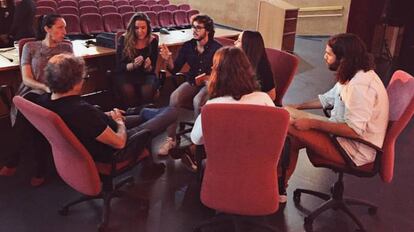 El equipo de Gendefénix, durante una reunión sobre la creación de logotipos.