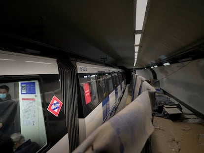 Un convoy de metro de la línea 5 pasa sin detenerse por la estación de Gran Vía, cerrada desde hace casi tres años.