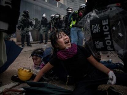 Los agentes y los participantes en las protestas endurecen sus tácticas antes de los fastos en Pekín