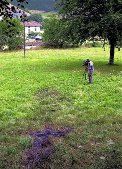 Imagen de lugar desde donde se lanzaron los tres cohetes contra el caserío de un agente de la Ertzaintza en la localidad de Idiazabal