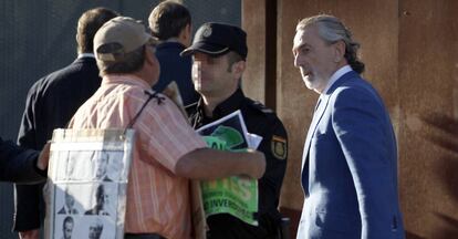 Francisco Correa es increpado por una persona a su llegada a la Audiencia Nacional.