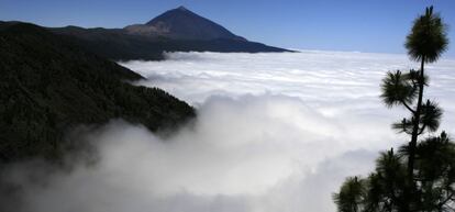 Volcán del Teide, en Tenerife, cubierto de nubes.