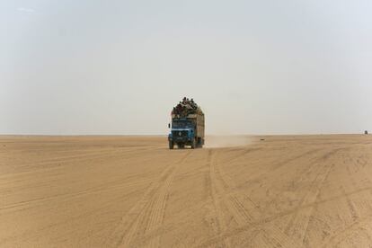 El domingo 3 de junio de 2018 un camión que transporta mercancías y migrantes recorre la región desértica de Tenere, en el sur del Sáhara central. Ls 4.500 kilómetros de la carretera son el camino favorito para los migrantes que marchan al norte con la esperanza de una vida mejor.