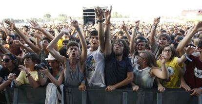 J&oacute;venes asistentes a uno de los conciertos del Arenal Sound, ayer, en Burriana.