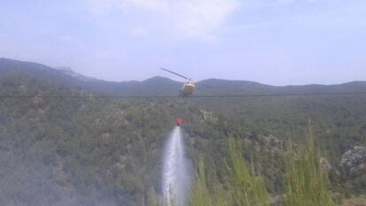 Un helicóptero trabaja en la extinción del incendio cerca del Penyagolosa.