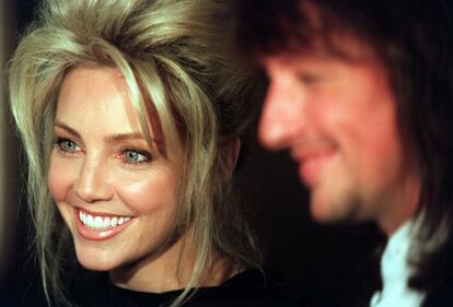 Heather Locklear, con Richie Sambora en los Globos de Oro de 1995.