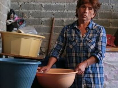 Las mujeres de los barrios más secos de la capital se encargan de resguardar el agua ante la escasez que hay en la ciudad