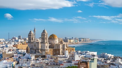 Vista panorámica de Cádiz, con sus tejados y la catedral.