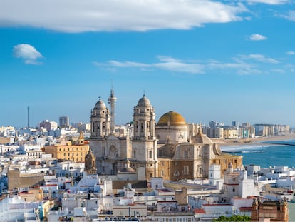 Vista panorámica de Cádiz, con sus tejados y la catedral.