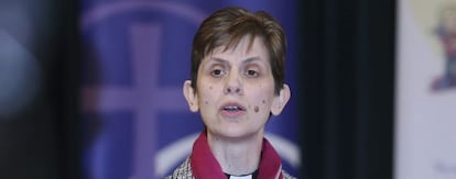 La reverenda Libby Lane, pronuncia su discurso en el ayuntamiento de Stockport, Reino Unido.