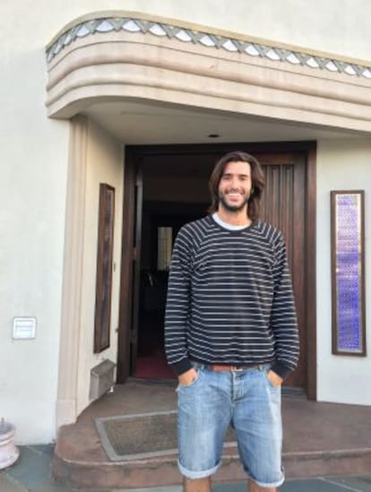 Álvaro Domínguez de Luna en la entrada de Villa Maravilla.