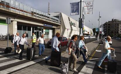 Pasajeros del AVE abandonan la estación de Girona el pasado lunes al no poder coger el tren.