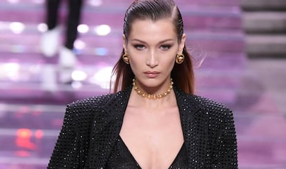 Bella Hadid, en el desfile de Versace, en la Semana de la Moda masculina en Milán, el pasado sábado.