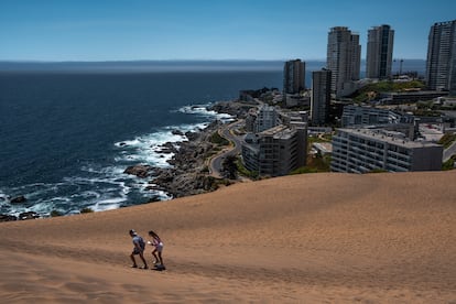 Una pareja pasea en las dunas en Valparaíso, en diciembre de 2022.