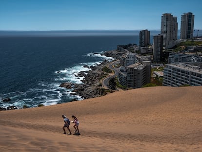 Una pareja pasea en las dunas en Valparaíso, en diciembre de 2022.