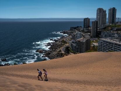 Una pareja pasea en las dunas en Valparaíso, en diciembre de 2022.