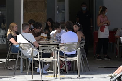 Ambiente en una terraza durante el primer día de la prohibición de fumar en la vía pública en Galicia.