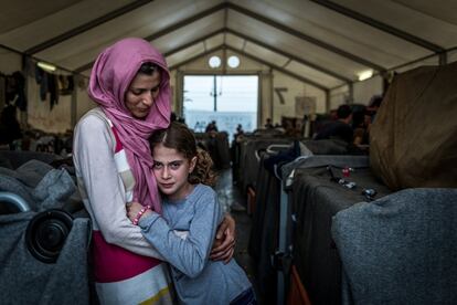 Una madre con su hija en uno de las carpas instaladas por Médicos Sin Fronteras días antes del desalojo del campo. (Mayo 2016)