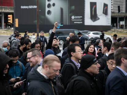 Asistentes al MWC esperan a las puertas del congreso en el primer día de su celebración.