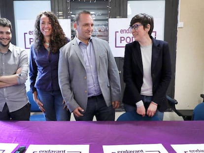 En el centro, el candidato de 'Endavant Podem', Rubén Martínez.