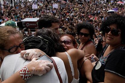 Protesto do lado de fora da Câmara Municipal do Rio de Janeiro após a vereadora Marielle Franco e seu motorista Andeson Gomes terem sido assassinados na noite de quarta-feira.