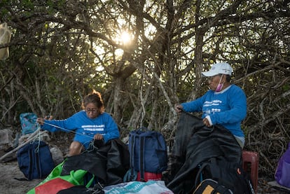 Italia Lira, de 63 años, y Antonia Pech, de 77, tejen las redes que usan las chelemeras en el proceso de regeneración de manglares en la costa de Progreso.