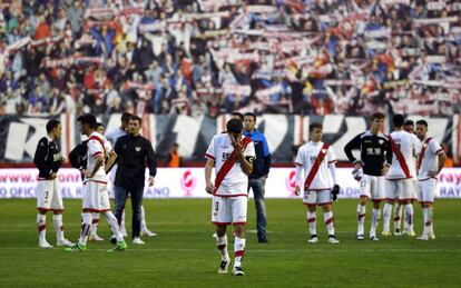 Los jugadores del Rayo tras el descenso.
