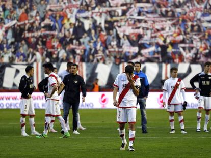 Los jugadores del Rayo tras el descenso.