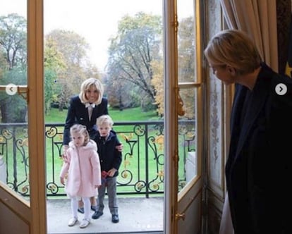 Brigitte Macron, con los hijos de los príncipes de Mónaco en el Elíseo.