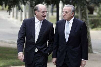 Antonio Brufau, presidente de Repsol, e Isidro Fainé, presidente de La Caixa, antes de la cumbre de grandes empresas celebrada en La Moncloa en noviembre pasado.