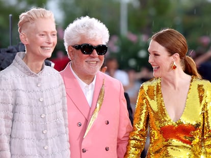 Tilda Swinton, Pedro Almodóvar y Julianne Moore, antes de la proyección de gala de 'La habitación de al lado' en Venecia. 