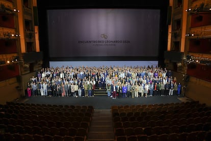 Becarios e integrantes de las comisiones evaluadoras este lunes en el Encuentro Red Leonardo de la Fundación BBVA en el Teatro Real de Madrid