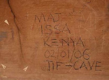 Joaquim Soler, arqueólogo, en el Sáhara. A la derecha, una de las zonas con <i>graffitis </i>sobre pinturas de 4.000 años de antigüedad.