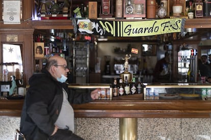 Preguntar a los clientes de los bares o restaurantes revela que en Guardo o en Velilla del río Carrión casi todo el mundo ha trabajado o bien en la mina o bien en la central térmica, si no en ambas. La bonanza de las últimas décadas del siglo XX se contrapone con las pésimas tendencias de los últimos 20 años, en los que ya no hay industria que acoja a potenciales futuros residentes.